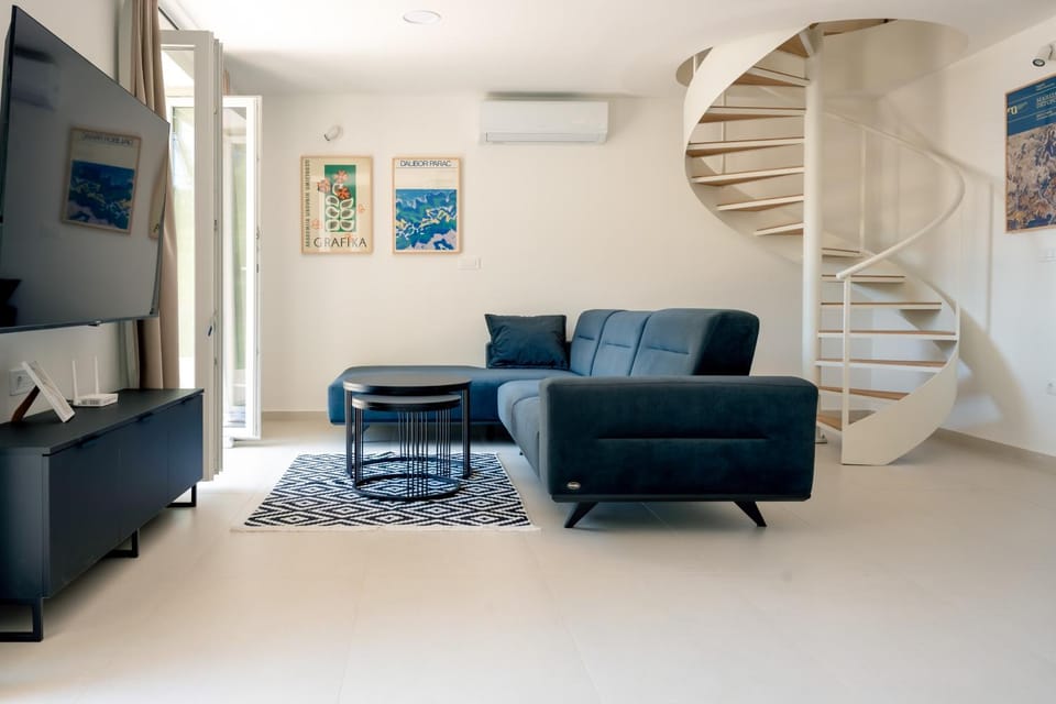 TV and multimedia, Living room, air conditioner