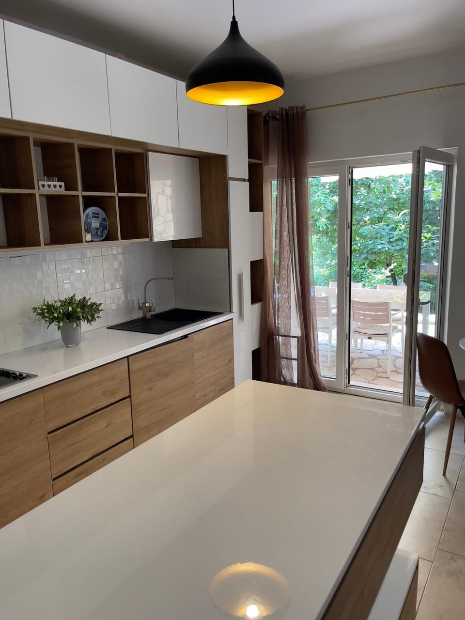 Kitchen or kitchenette, Dining area