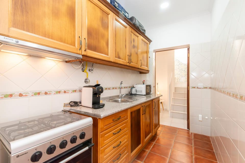 Coffee/tea facilities, Kitchen or kitchenette, oven, stove, toaster