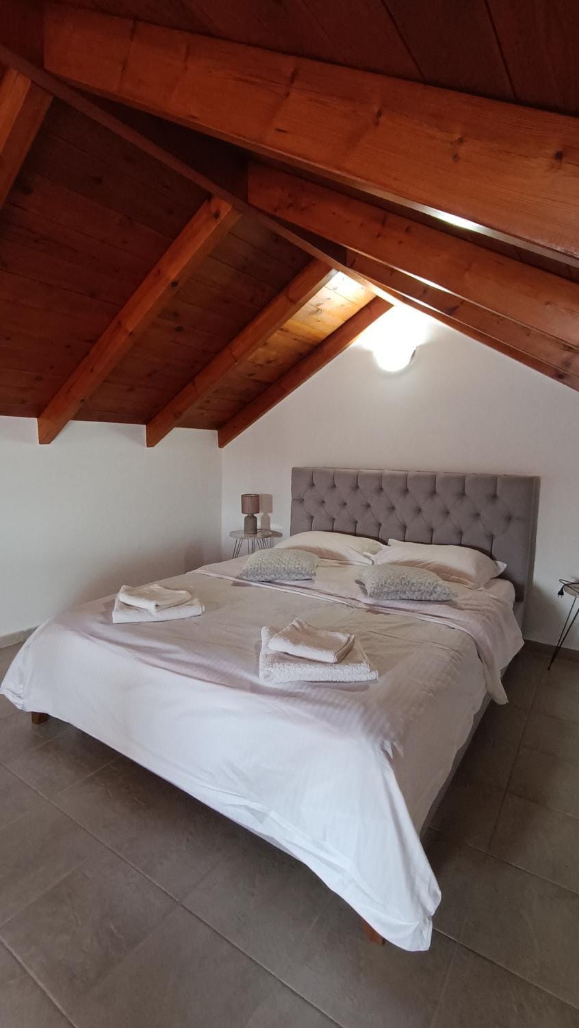 Bed, Photo of the whole room, Bedroom, towels