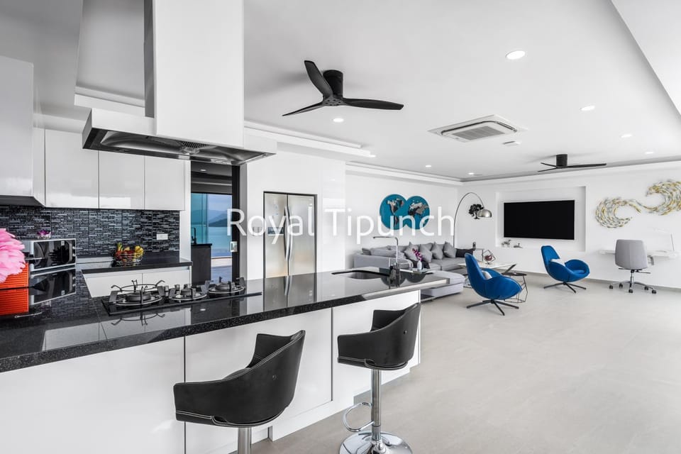 Kitchen or kitchenette, Living room, Seating area