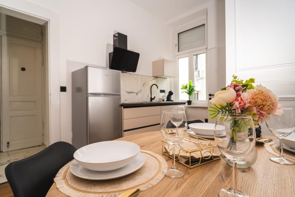 Kitchen or kitchenette, Dining area, minibar, stove