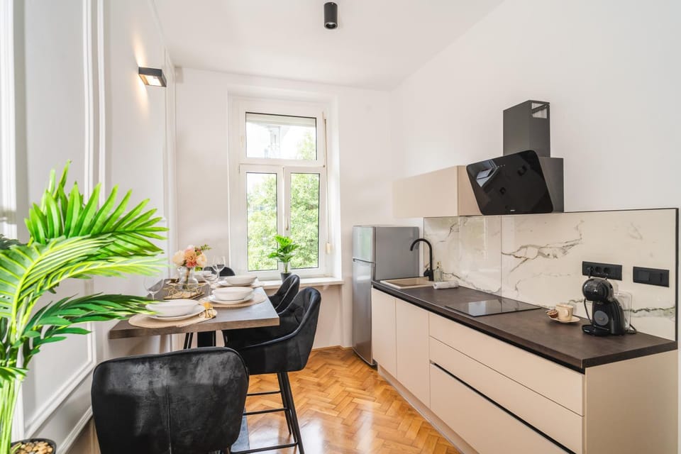 Kitchen or kitchenette, Dining area, minibar, stove