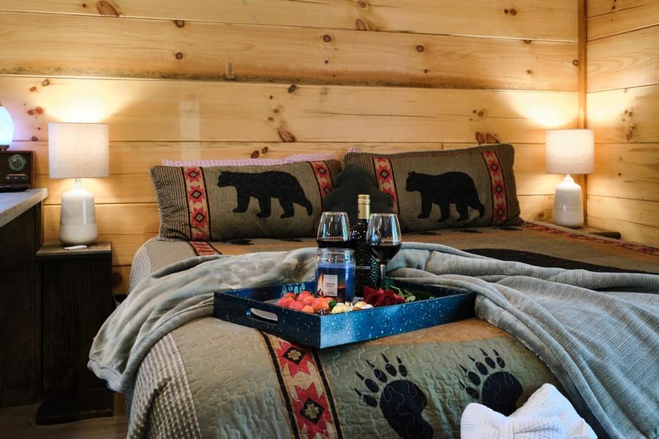 Emerald Forest! Romance, Luxury and nature mins to PF and GB Chalet in Sevier County