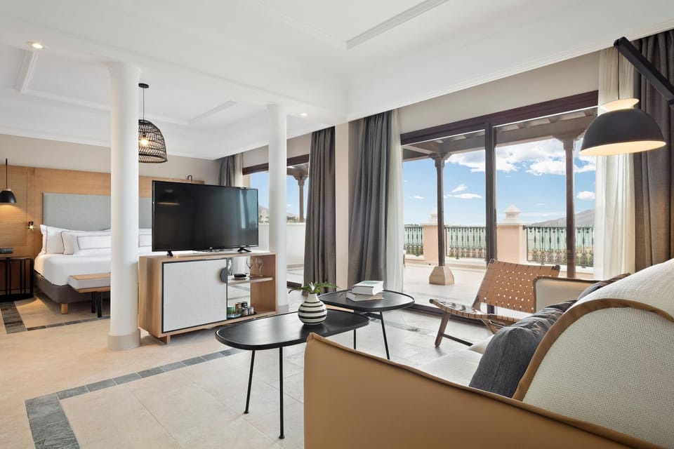Bed, TV and multimedia, View (from property/room), Balcony/Terrace, Bedroom