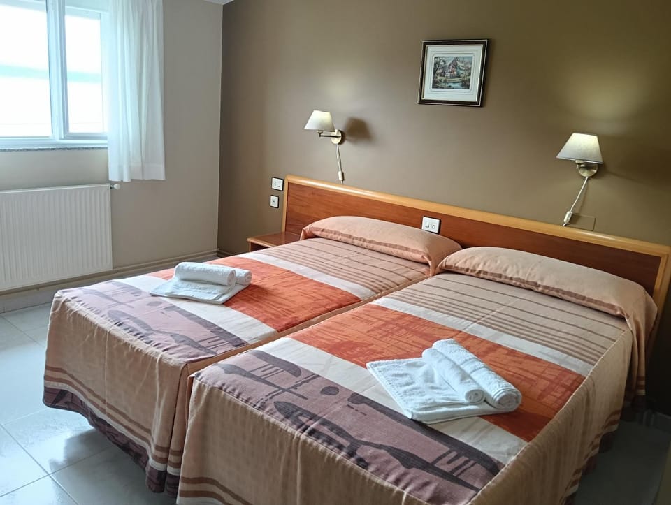 Restaurant/places to eat, Bed, Bathroom, Beach, Bedroom, Mountain view, Sea view, Breakfast, Sunset, Bath, internet, towels, wardrobe