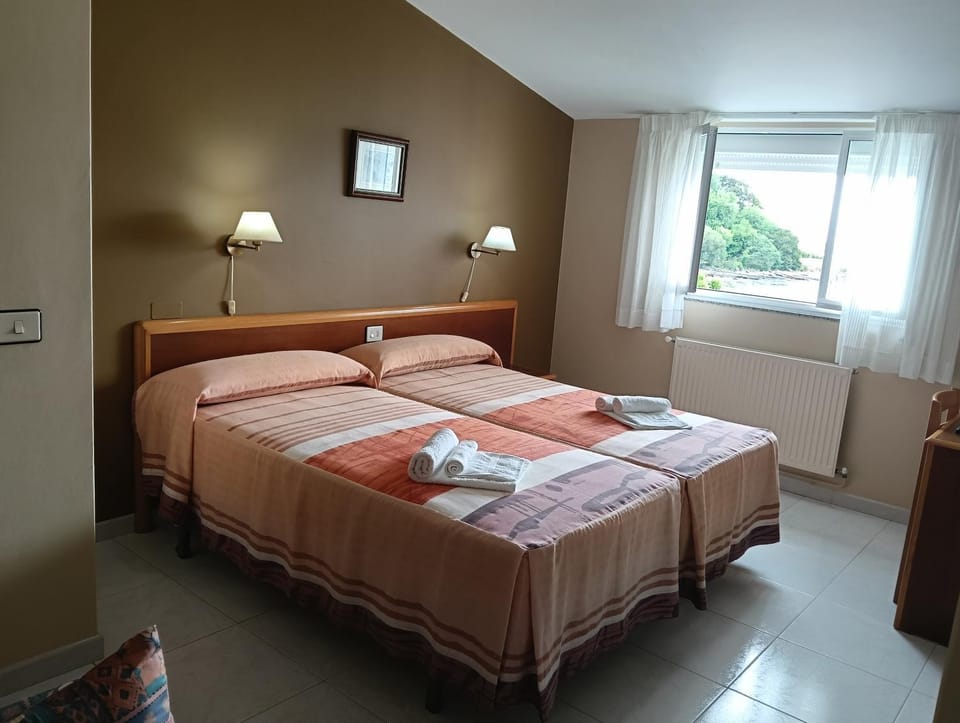Restaurant/places to eat, Bed, Bathroom, Beach, Bedroom, Mountain view, Sea view, Breakfast, Sunset, Bath, internet, towels, wardrobe