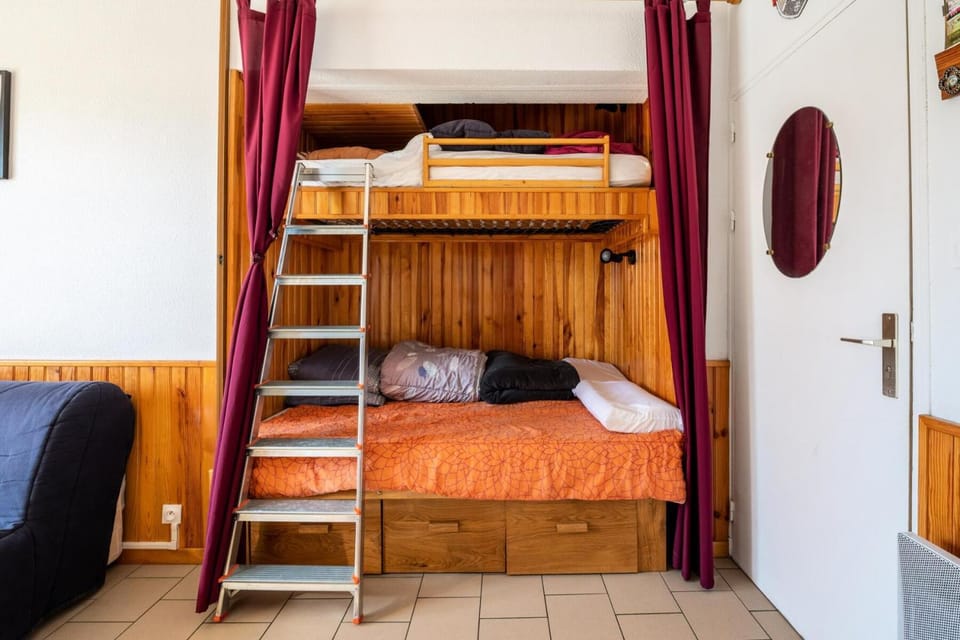 Bed, Animals