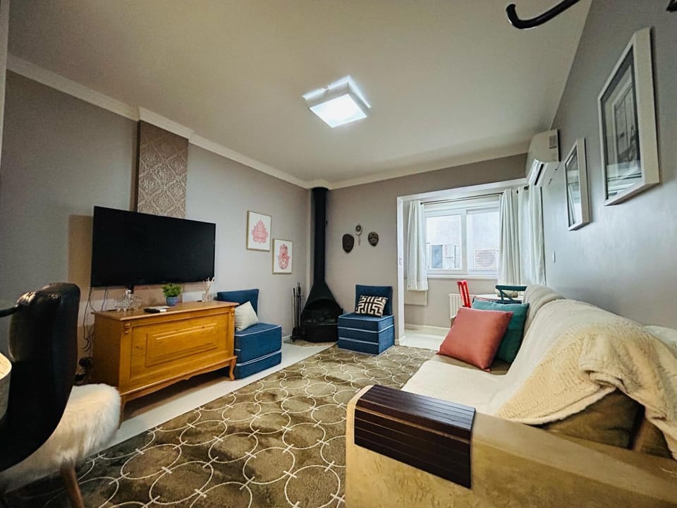 TV and multimedia, Living room, Seating area, Evening entertainment