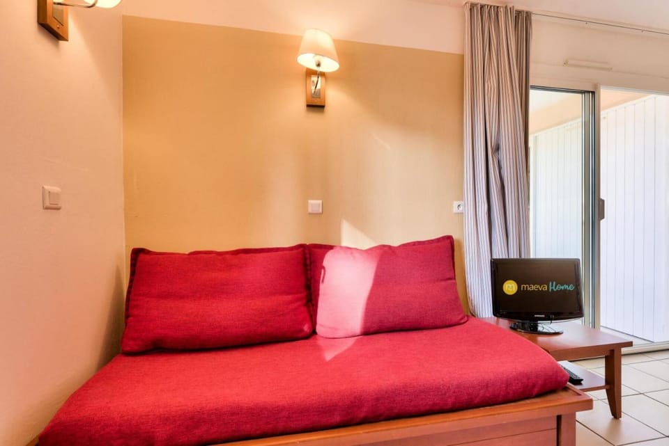 Bed, Living room, furniture