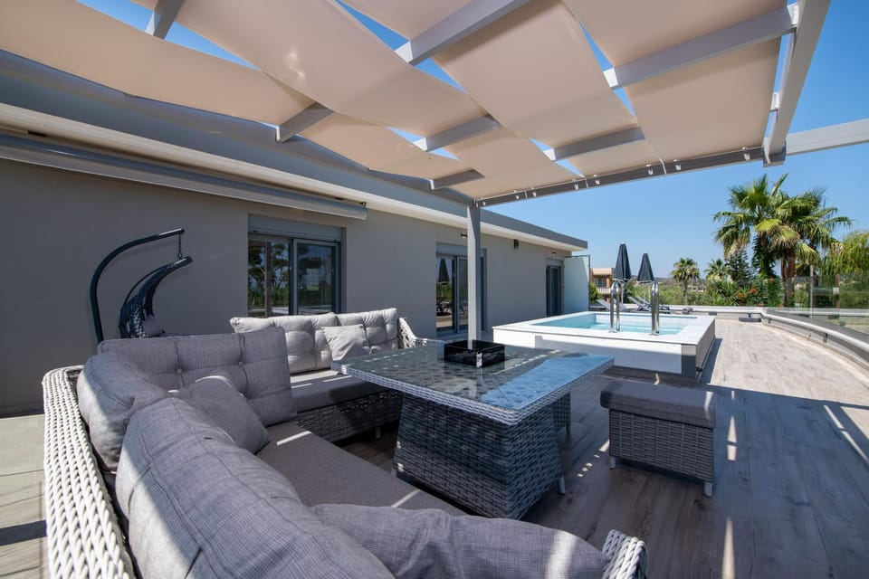 Balcony/Terrace, Dining area, Swimming pool