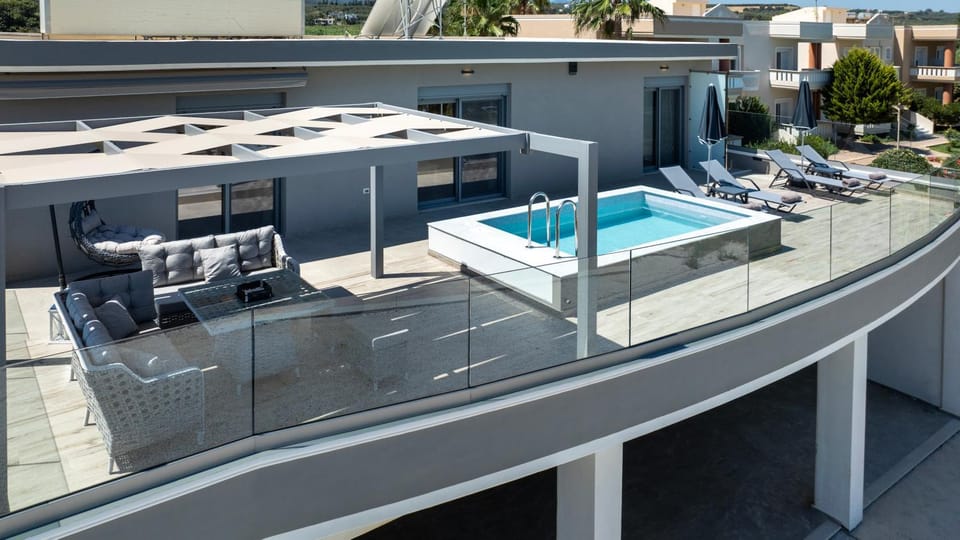 Property building, Balcony/Terrace, Swimming pool