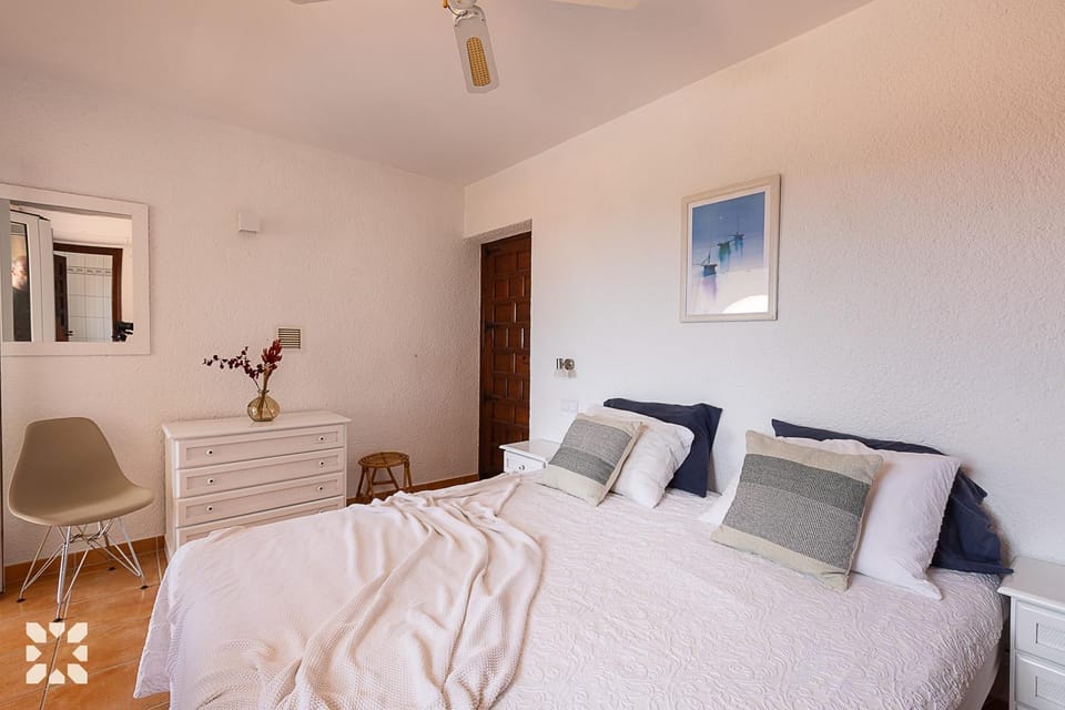 Bed, Living room, Photo of the whole room, Seating area, Bedroom
