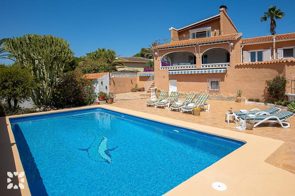 Property building, Day, Pool view, Swimming pool, sunbed