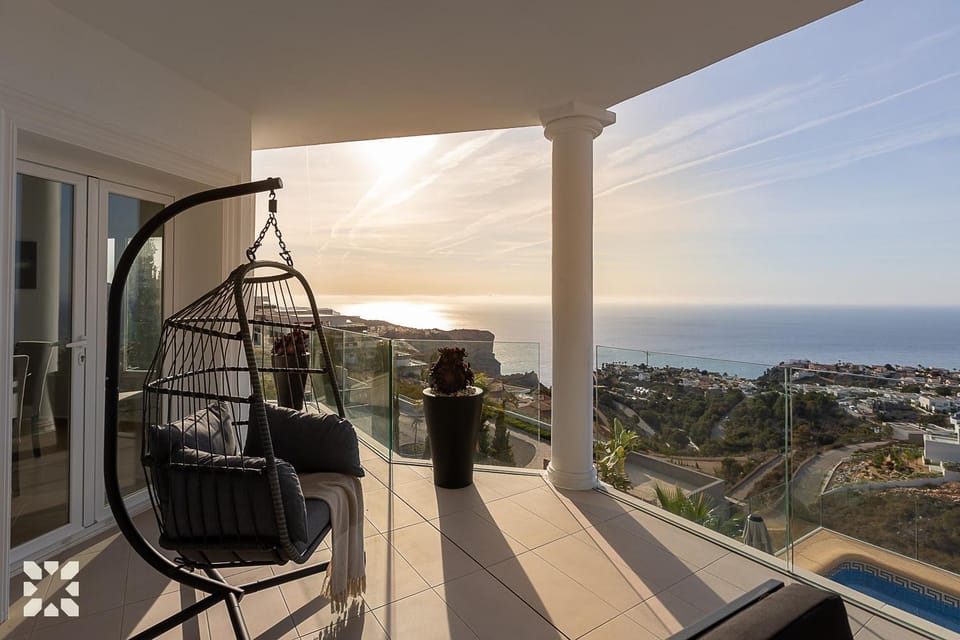 Day, Natural landscape, View (from property/room), Balcony/Terrace, Living room, Seating area, Evening entertainment, Sea view
