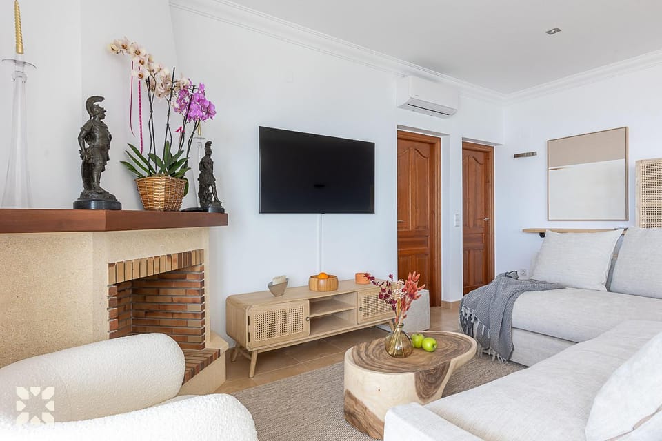 TV and multimedia, Living room, Seating area, air conditioner