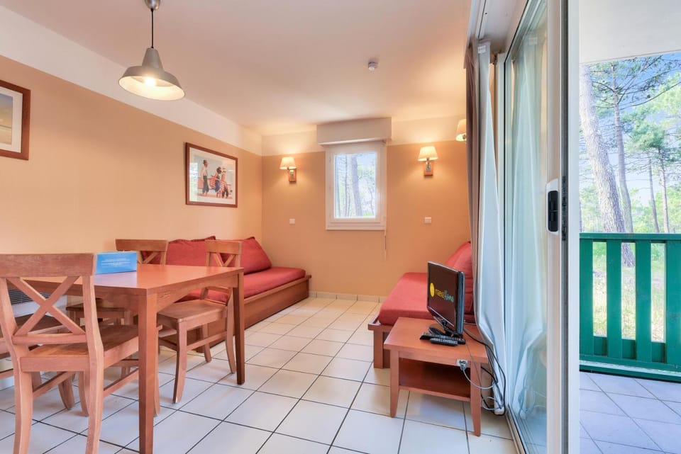 Bed, Living room, kitchen