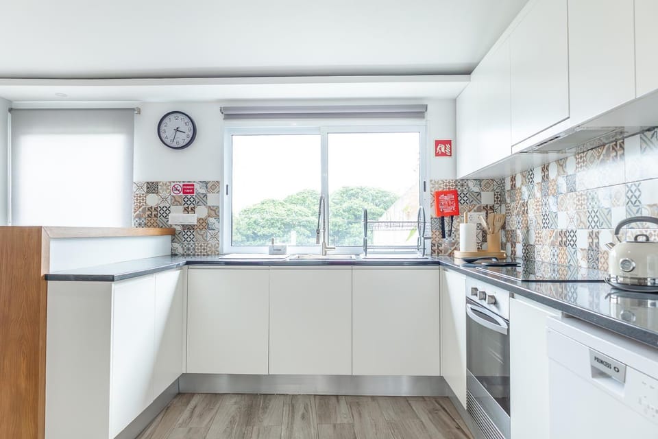 View (from property/room), Kitchen or kitchenette, dishwasher, oven, stove