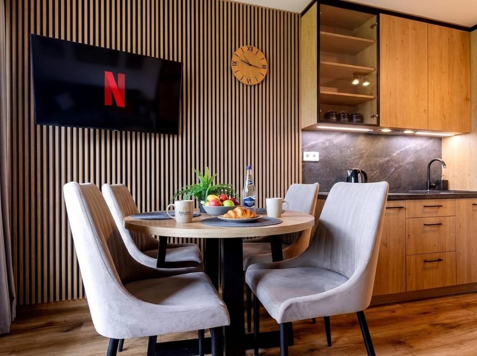 TV and multimedia, Coffee/tea facilities, Kitchen or kitchenette, Living room, Food and drinks, Seating area, Dining area, Food, minibar, stove