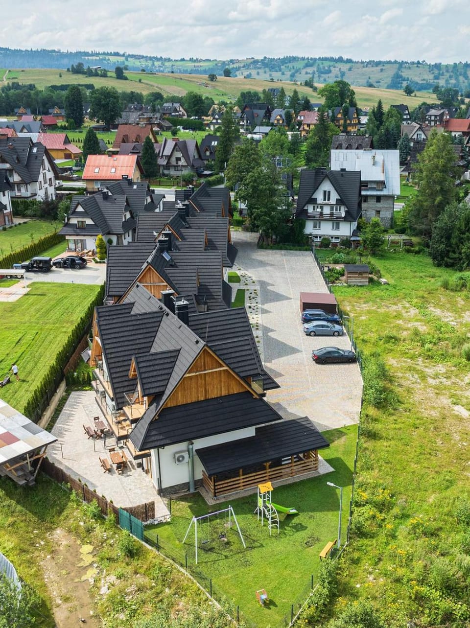 Property building, Day, Neighbourhood, Natural landscape, Bird's eye view, City view, Street view, Location, Parking