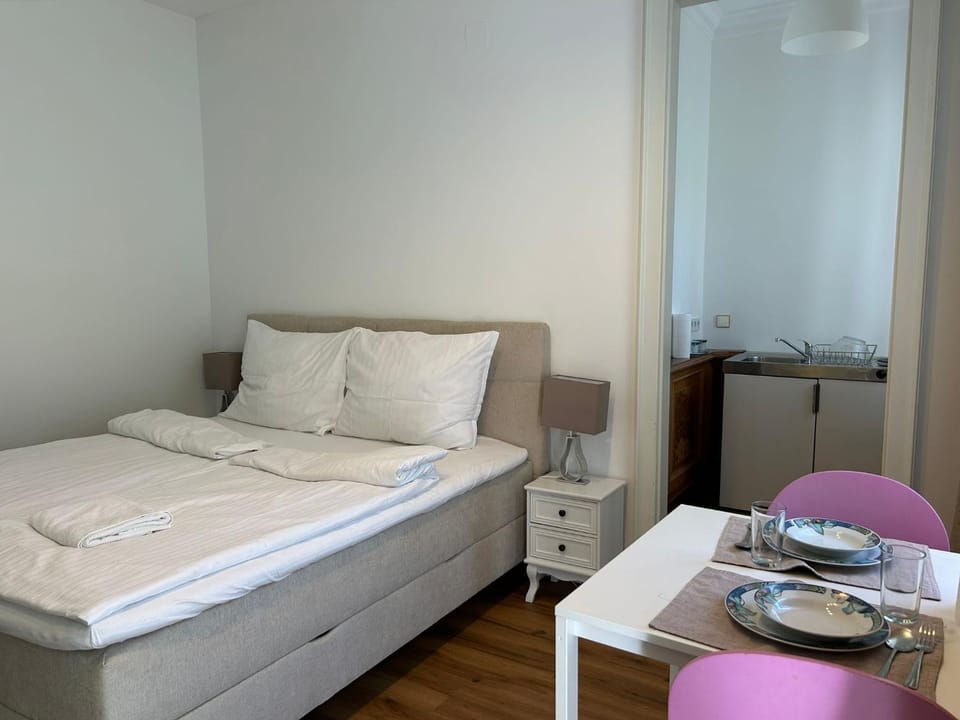 Bed, Kitchen or kitchenette, Dining area