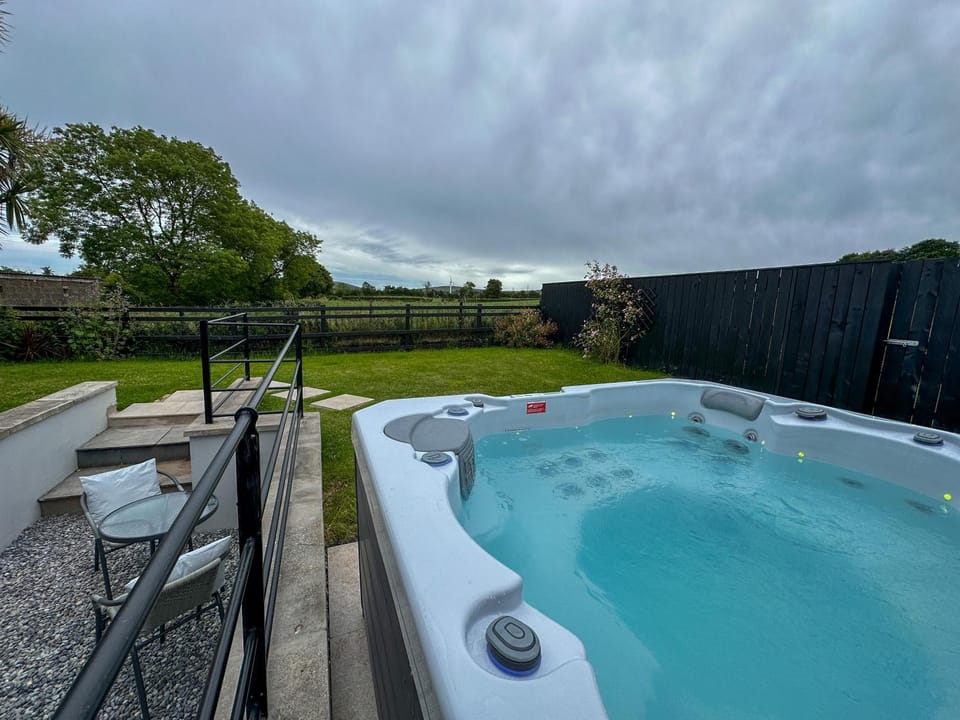 Property building, Hot Tub