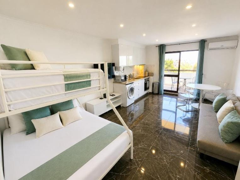 Bed, TV and multimedia, Kitchen or kitchenette, Photo of the whole room, Dining area, Bedroom, bunk bed, air conditioner