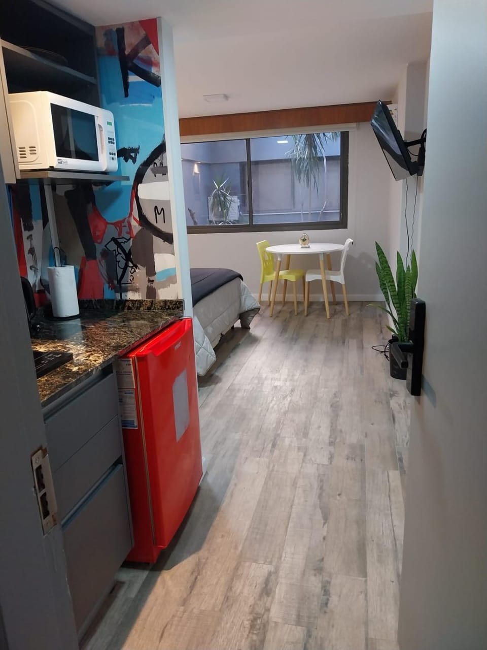 Kitchen or kitchenette, minibar, stove