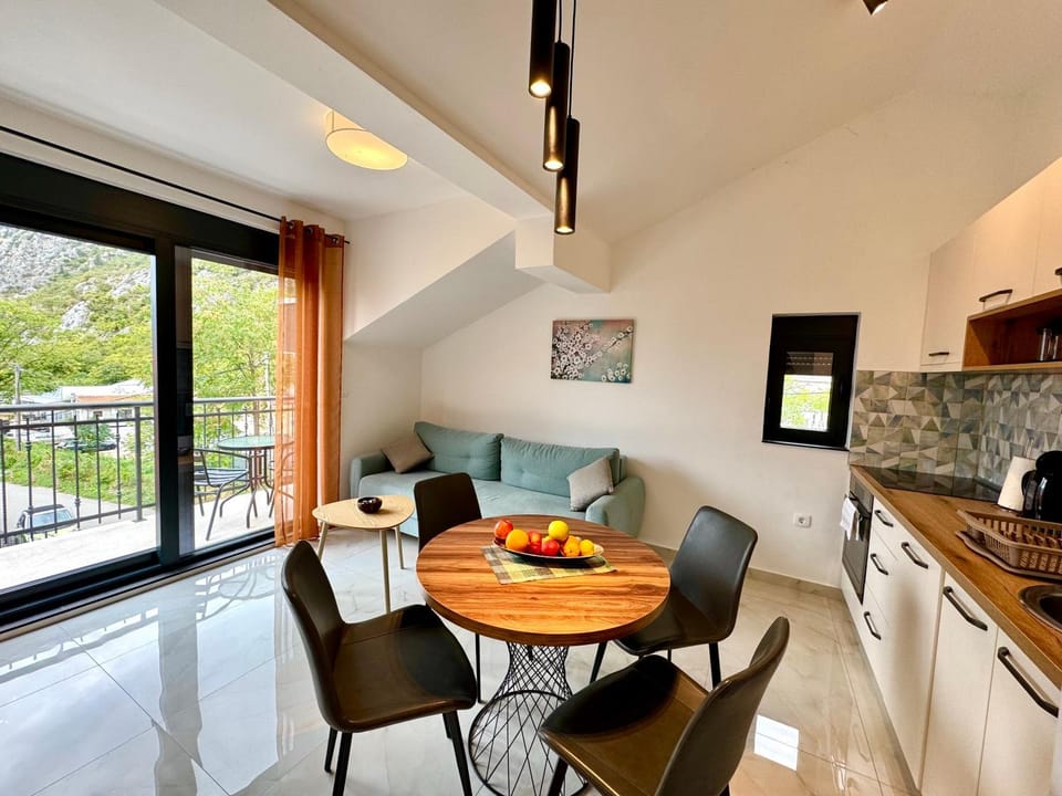 View (from property/room), Balcony/Terrace, Kitchen or kitchenette, Living room, Food and drinks, Seating area, Dining area