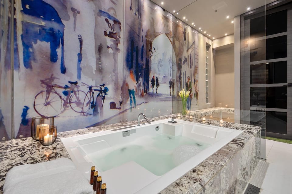 Hot Tub, Bathroom