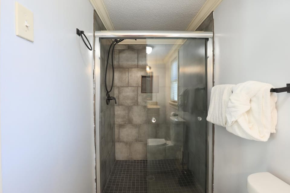 Shower, Toilet, Bathroom, towels