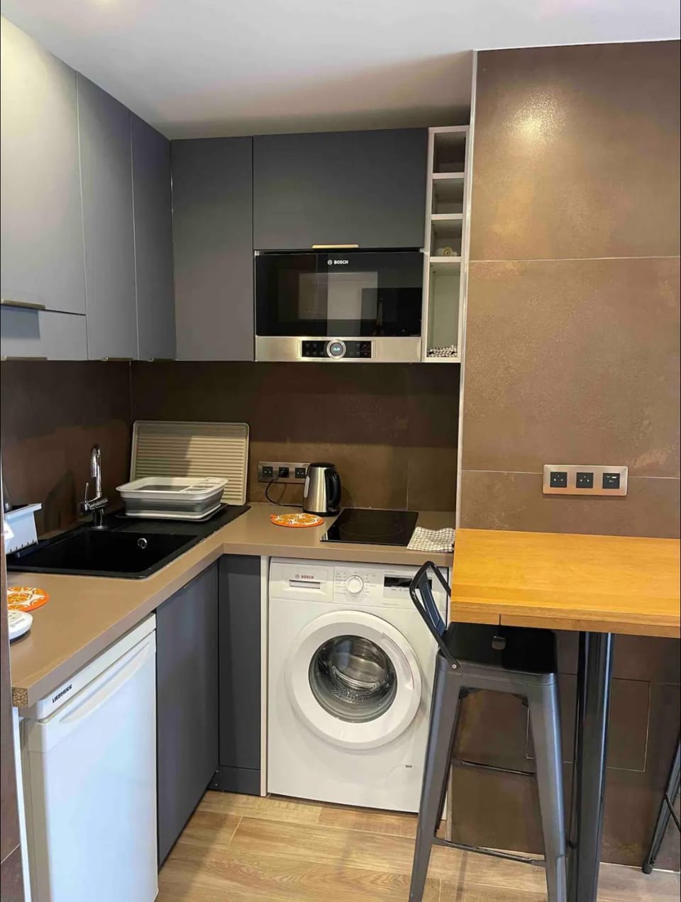 Kitchen or kitchenette, minibar, stove, washing machine