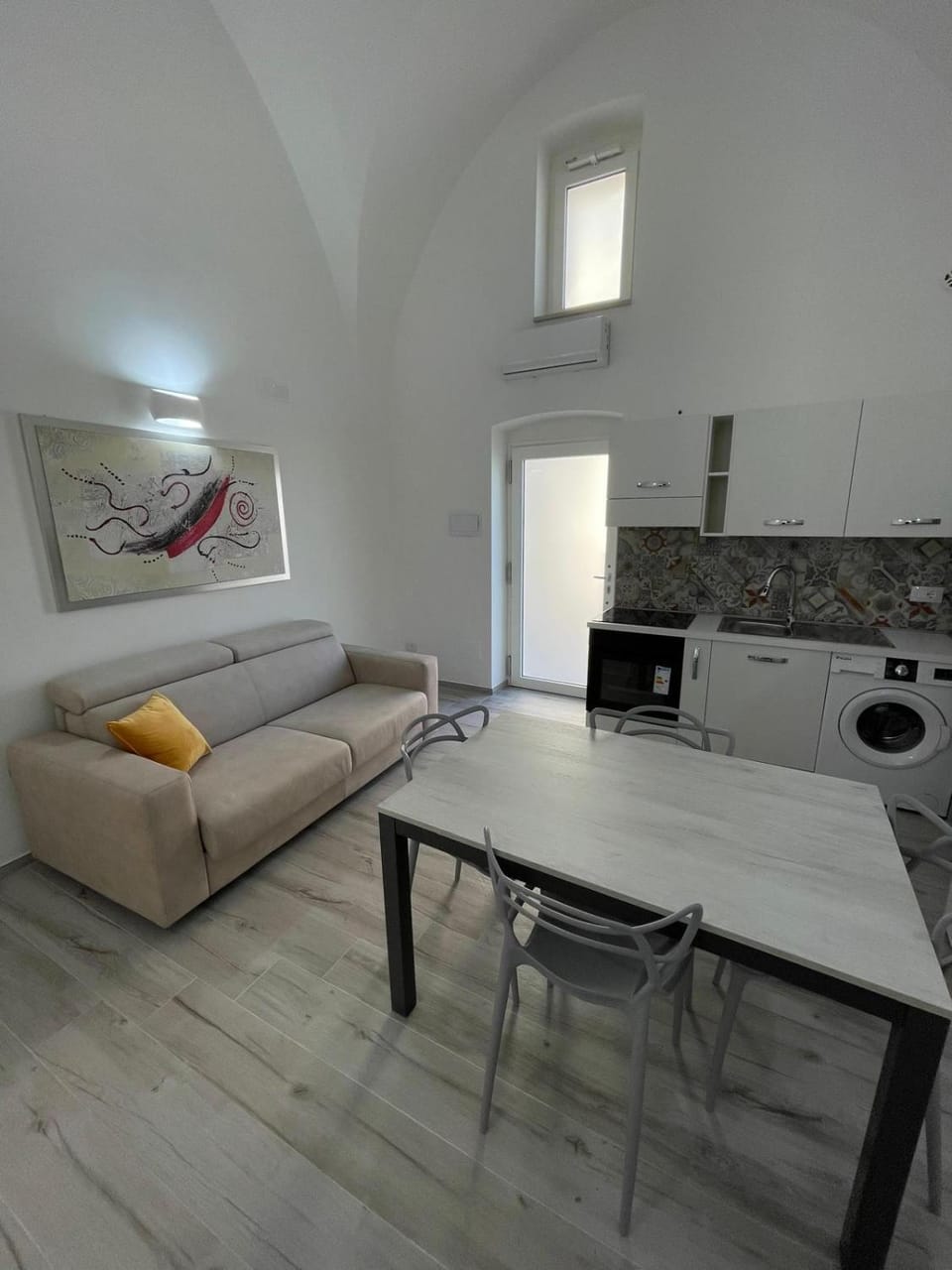 Kitchen or kitchenette, Seating area
