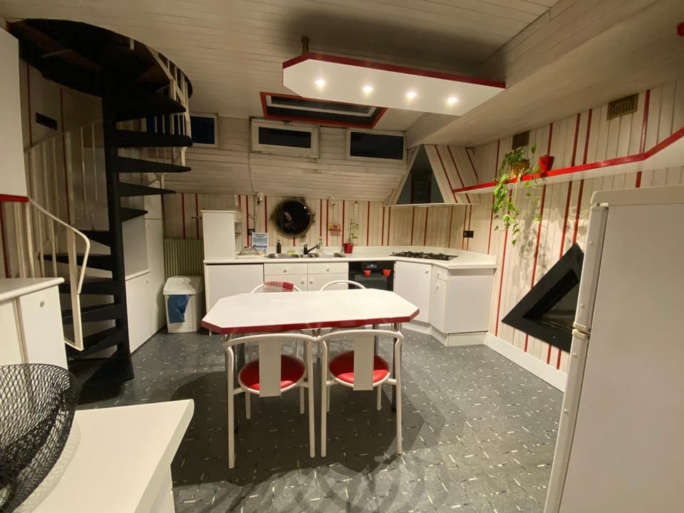 Péniche Amadeus conviviale et cosy , proche de Disney et de Paris Docked boat in Torcy