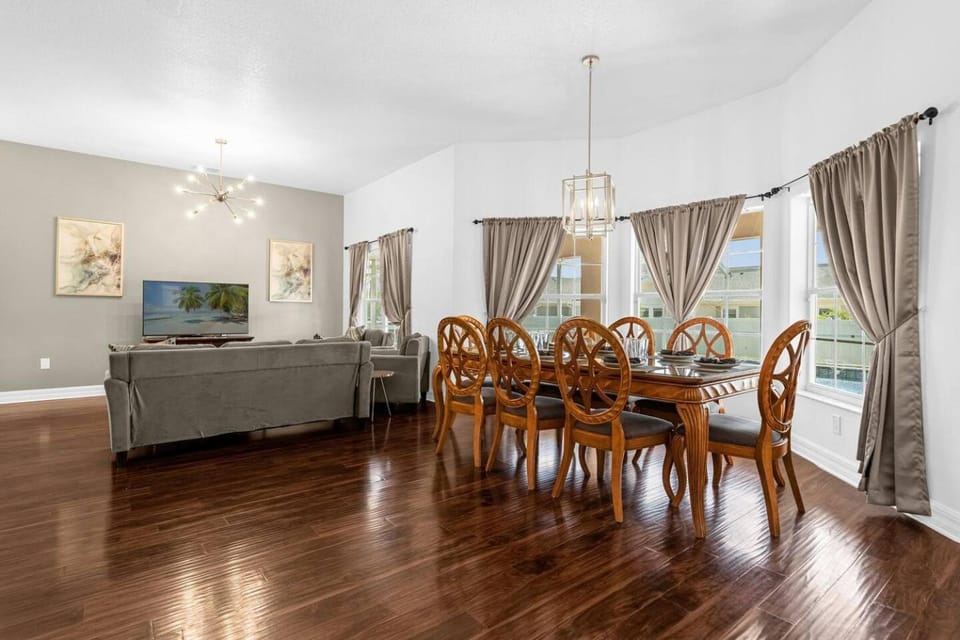 TV and multimedia, Living room, Seating area, Dining area