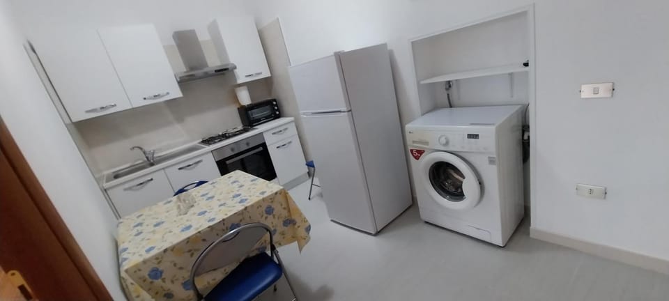 Kitchen or kitchenette, oven, washing machine