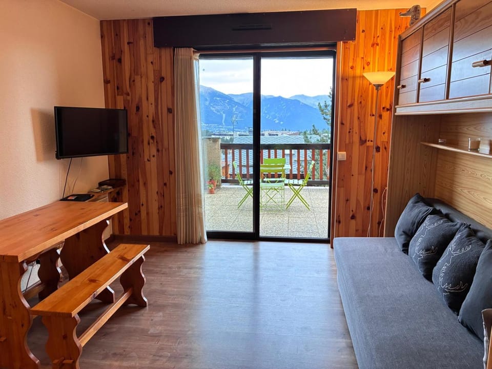 Studio cabine chaleureux à Pyrénées 2000 - WiFi et parking privé Cabin in Bolquère