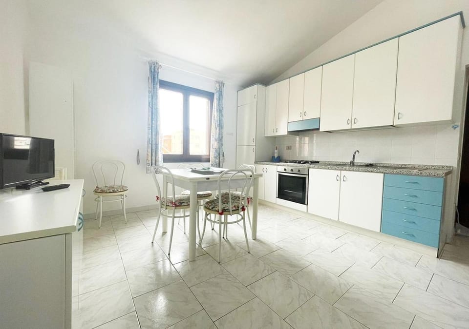 Kitchen or kitchenette, Living room, Dining area, oven, stove