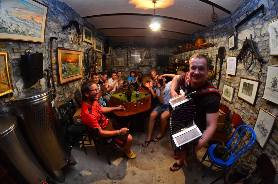 Staff, On site, Entertainment, Alcoholic drinks, group of guests