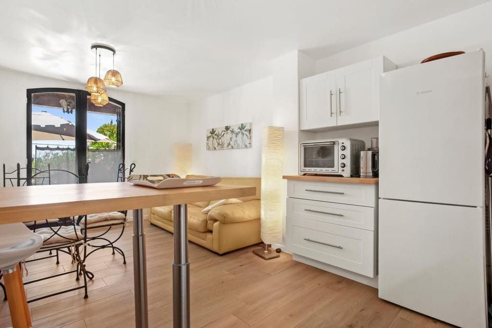 Property building, Kitchen or kitchenette, Living room