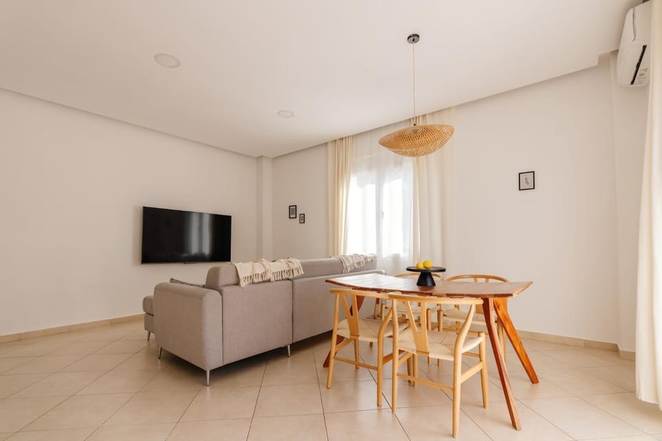 TV and multimedia, Living room, Seating area, Dining area