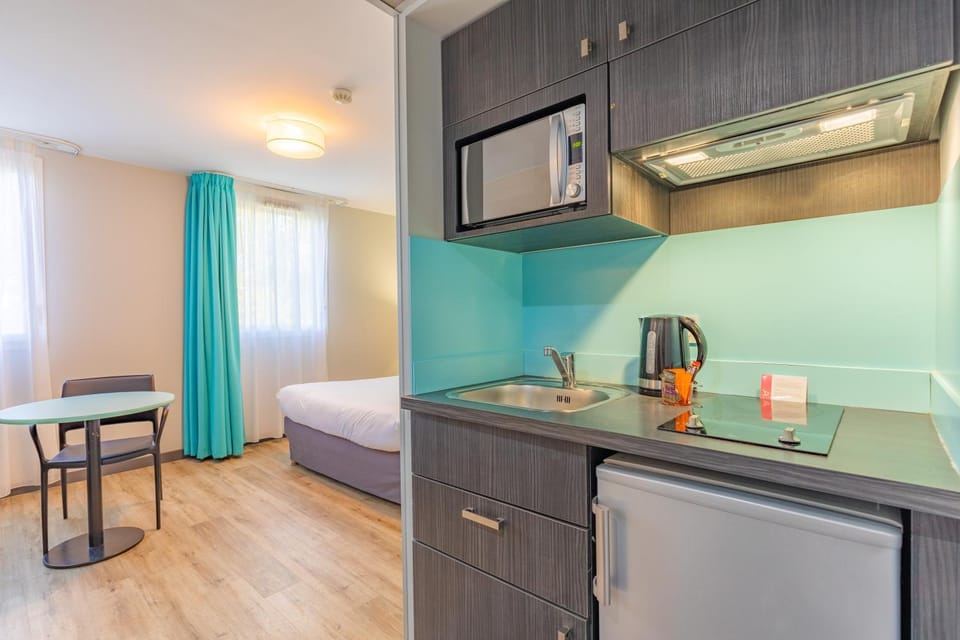 Kitchen or kitchenette, minibar, stove