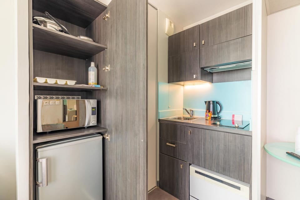 Kitchen or kitchenette, minibar, stove