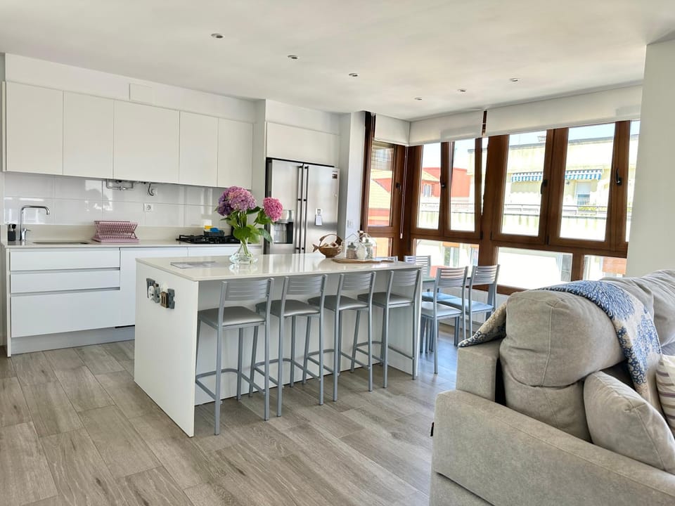 Kitchen or kitchenette, Seating area, Dining area, stove