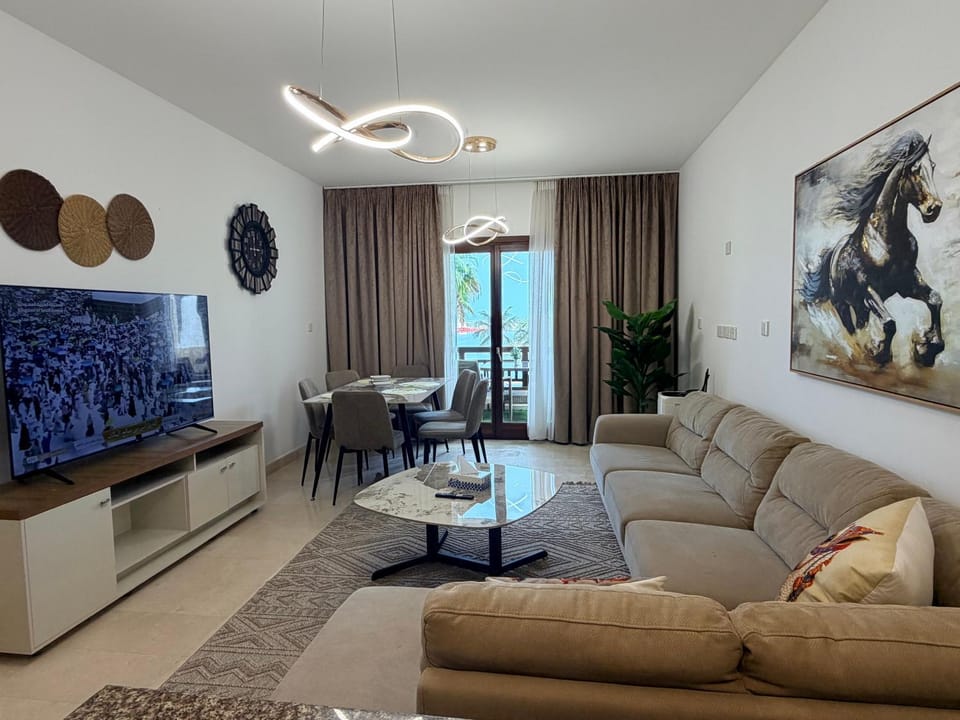 Communal lounge/ TV room, Natural landscape, TV and multimedia, Living room, Seating area, Evening entertainment, fireplace