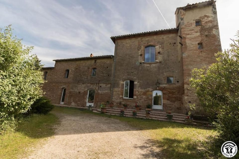 Domaine d'en serres, 15th century castle Villa in Occitanie