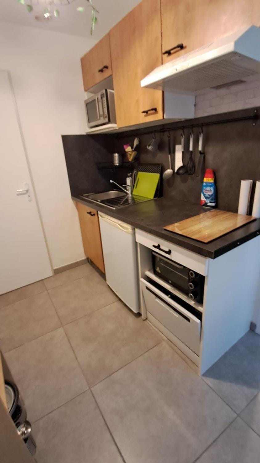 Kitchen or kitchenette, oven, stove