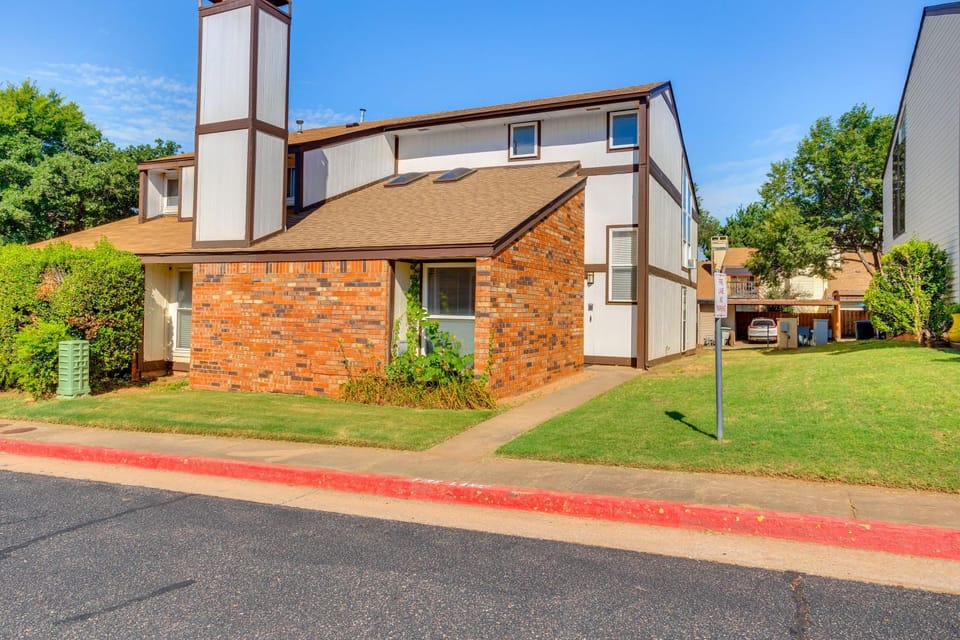 Edmond Townhome w/ Pool Access Near Arcadia Lake! House in Edmond