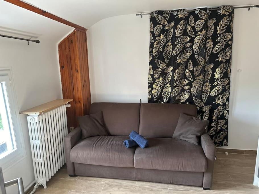 Studio very close to ligne 13 tram 5 Saint-Denis Apartment in Île-de-France