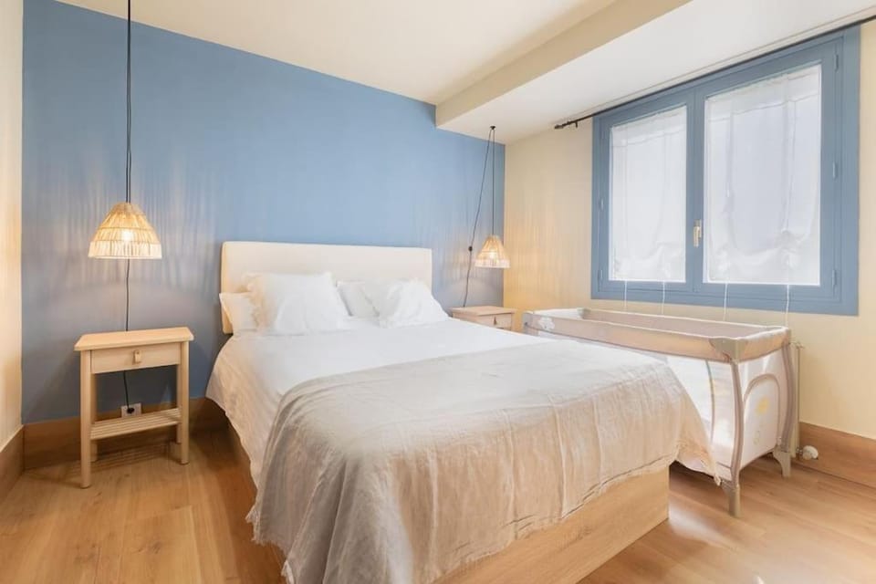 Bed, Photo of the whole room, Bedroom, cot